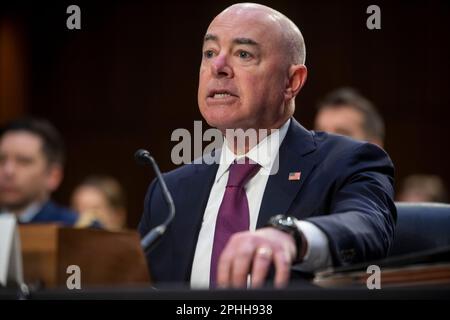 ÉTATS-UNIS Alejandro Mayorkas, secrétaire du département de la sécurité intérieure, se présente devant une audience de surveillance judiciaire de la Commission du Sénat pour examiner le département de la sécurité intérieure, dans l'édifice du bureau Dirksen à Washington, DC, mardi, 28 mars 2023. Crédit : Rod Lamkey/CNP/MediaPunch Banque D'Images