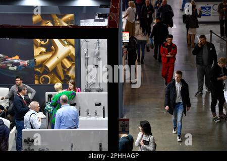 Moscou, Russie. 28th mars 2023. Les gens visitent MosBuild, le salon international du bâtiment et de l'intérieur 28th, au Centre d'exposition international Crocus Expo de Moscou, en Russie, sur 28 mars 2023. Le MosBuild se tient ici de 28 mars à 31 mars. Credit: Alexander Zemlianichenko Jr/Xinhua/Alay Live News Banque D'Images