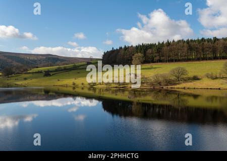 Réservoir Ladybower dans la vallée supérieure de Derwent, parc national de Peak District, lors d'une journée de printemps ensoleillée. Banque D'Images