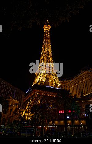 Vue nocturne du restaurant de la Tour Eiffel à côté de l'hôtel et casino de Paris à Las Vegas, Nevada, États-Unis Banque D'Images