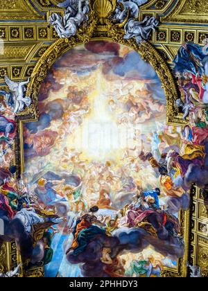 Voûte fresque avec le Triumph du Nom de Jésus par Giovan Battista Gaulli connu sous le nom d'il Baciccio dans l'Église de Jésus - Rome, Italie Banque D'Images