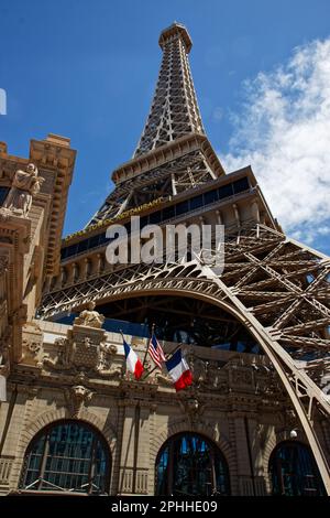 Le restaurant de la Tour Eiffel à côté de l'hôtel et casino de Paris à Las Vegas, Nevada, États-Unis Banque D'Images