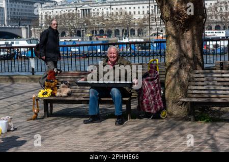 Vieil homme jouant au clavier sur un banc à Embankment, Londres Banque D'Images