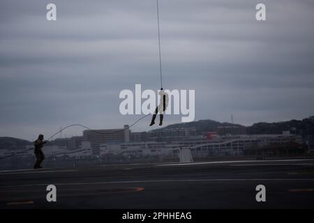 YOKOSUKA, Japon (27 mars 2023) – marins affectés à l'unité mobile d'élimination des munitions explosives (EODMU) 5 le détachement du Japon mène une formation de ractère et de corde rapide à partir d'un hélicoptère MH-60s Seahawk, attaché à l'Escadron de combat en mer des Faucon d'or (HSC) 12, commandant à bord, activités de la flotte Yokosuka (CFAY). Depuis plus de 75 ans, la CFAY fournit, entretient et exploite des installations et des services de base à l'appui des forces navales déployées par l'avant de la flotte américaine 7th, des commandements de locataires, ainsi que des milliers de militaires et civils et de leurs familles. (É.-U. Photo de la marine par Taylor Ardito) Banque D'Images