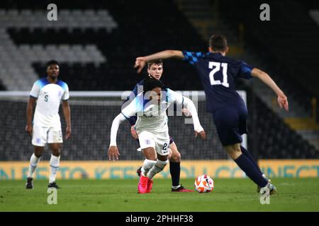 Londres, Royaume-Uni. 28th mars 2023. Londres, 28 mars 2023: Djed Spence (24 Angleterre) a retenu l'attaque lors du match international amical de U21 entre l'Angleterre et la Croatie à Craven Cottage, Londres, Angleterre. (Pedro Soares/SPP) crédit: SPP Sport presse photo. /Alamy Live News Banque D'Images