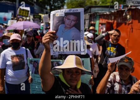 San Salvador, El Salvador. 28th mars 2023. Un manifestant tient le portrait d'un parent emprisonné lors d'une protestation contre l'état d'urgence placé par le président Nayib Bukele. Le gouvernement salvadorien a mis en place un état d'urgence d'un an pour lutter contre les gangs, laissant plus de 66 000 prisonniers emprisonnés. Les organisations de défense des droits de l'homme prétendent que jusqu'à 10% des Salvadoriens emprisonnés pourraient être injustement emprisonnés. Crédit : SOPA Images Limited/Alamy Live News Banque D'Images