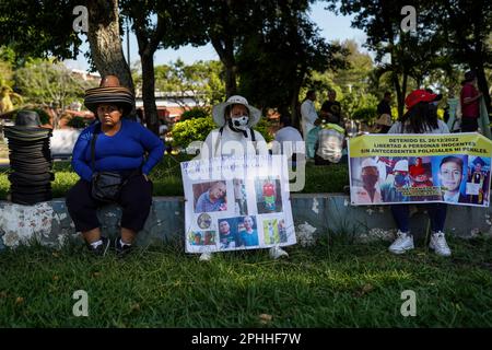 San Salvador, El Salvador. 28th mars 2023. Les manifestants tiennent des pancartes réclamant la liberté de leurs proches emprisonnés lors d'une manifestation contre l'état d'urgence placé par le président Nayib Bukele. Le gouvernement salvadorien a mis en place un état d'urgence d'un an pour lutter contre les gangs, laissant plus de 66 000 prisonniers emprisonnés. Les organisations de défense des droits de l'homme prétendent que jusqu'à 10% des Salvadoriens emprisonnés pourraient être injustement emprisonnés. Crédit : SOPA Images Limited/Alamy Live News Banque D'Images