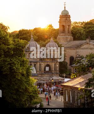 L'opéra de Buxton, au coucher du soleil pendant le festival international de Buxton, accueille des foules à l'extérieur pendant la soirée chaude pendant l'intervalle du concert Banque D'Images