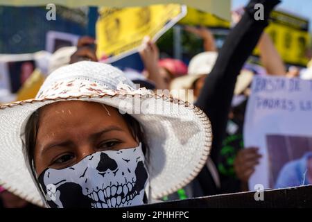 San Salvador, El Salvador. 28th mars 2023. Un manifestant est vu lors d'une manifestation contre l'état d'urgence placé par le Président Nayib Bukele. Le gouvernement salvadorien a mis en place un état d'urgence d'un an pour lutter contre les gangs, laissant plus de 66 000 prisonniers emprisonnés. Les organisations de défense des droits de l'homme prétendent que jusqu'à 10% des Salvadoriens emprisonnés pourraient être injustement emprisonnés. (Photo de Camilo Freedman/SOPA Images/Sipa USA) crédit: SIPA USA/Alay Live News Banque D'Images