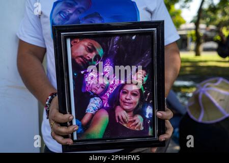 San Salvador, El Salvador. 28th mars 2023. Un manifestant tient une photo de son parent emprisonné lors d'une protestation contre l'état d'urgence placé par le Président Nayib Bukele. Le gouvernement salvadorien a mis en place un état d'urgence d'un an pour lutter contre les gangs, laissant plus de 66 000 prisonniers emprisonnés. Les organisations de défense des droits de l'homme prétendent que jusqu'à 10% des Salvadoriens emprisonnés pourraient être injustement emprisonnés. (Photo de Camilo Freedman/SOPA Images/Sipa USA) crédit: SIPA USA/Alay Live News Banque D'Images