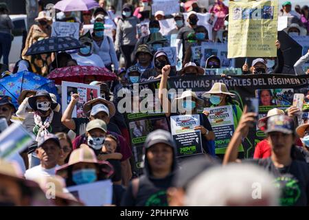 San Salvador, El Salvador. 28th mars 2023. Les manifestants défilent avec des pancartes exprimant leur opinion lors d'une manifestation contre l'état d'urgence placé par le président Nayib Bukele. Le gouvernement salvadorien a mis en place un état d'urgence d'un an pour lutter contre les gangs, laissant plus de 66 000 prisonniers emprisonnés. Les organisations de défense des droits de l'homme prétendent que jusqu'à 10% des Salvadoriens emprisonnés pourraient être injustement emprisonnés. (Photo de Camilo Freedman/SOPA Images/Sipa USA) crédit: SIPA USA/Alay Live News Banque D'Images