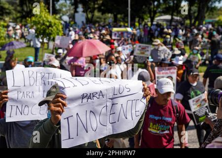 San Salvador, El Salvador. 28th mars 2023. Les manifestants défilent avec des pancartes exprimant leur opinion lors d'une manifestation contre l'état d'urgence placé par le président Nayib Bukele. Le gouvernement salvadorien a mis en place un état d'urgence d'un an pour lutter contre les gangs, laissant plus de 66 000 prisonniers emprisonnés. Les organisations de défense des droits de l'homme prétendent que jusqu'à 10% des Salvadoriens emprisonnés pourraient être injustement emprisonnés. (Photo de Camilo Freedman/SOPA Images/Sipa USA) crédit: SIPA USA/Alay Live News Banque D'Images