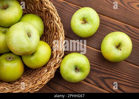 pommes vertes sur fond de bois Banque D'Images