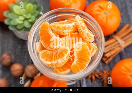 mandarine pelée sur fond de bois Banque D'Images