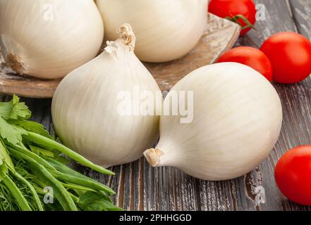 oignons blancs sur fond de bois Banque D'Images