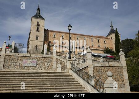 Tolède, Espagne- 6 octobre 2022: L'Alcazar de Tolède, une fortification en pierre située dans la partie la plus haute de Tolède Banque D'Images