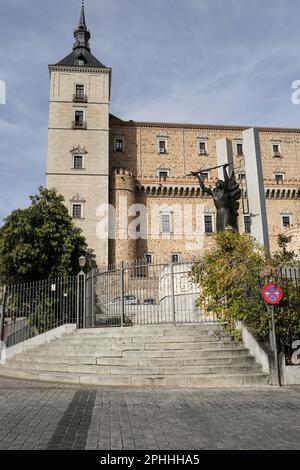 Tolède, Espagne- 6 octobre 2022: L'Alcazar de Tolède, une fortification en pierre située dans la partie la plus haute de Tolède Banque D'Images