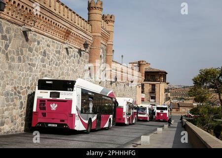 Tolède, Espagne- 6 octobre 2022: Service de bus public dans la vieille ville de Tolède, Espagne Banque D'Images