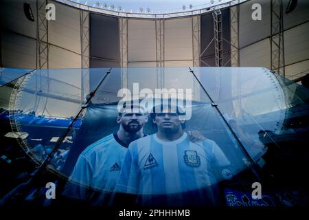 Santiago Del Estero, Argentine. 28th mars 2023. Football: International, Argentine - Curaçao, Estadio Unico Madre de Ciudades. Les fans accrochent une affiche des stars argentines de football Messi et Maradona avant le match. Credit: Gustavo Ortiz/dpa/Alay Live News Banque D'Images