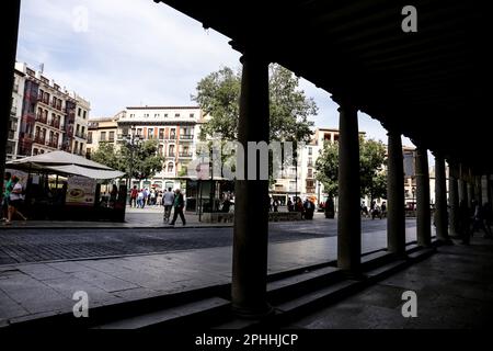 Tolède, Espagne- 6 octobre 2022: La place principale de la vieille ville de Tolède, appelée Plaza de Zocodover Banque D'Images