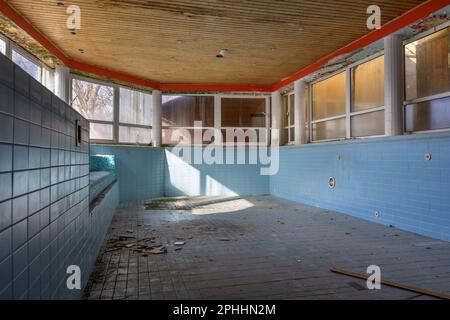 Zebegeny, Hongrie - Fév 20 2021: Vider la piscine abandonnée de l'intérieur; papier peint Urbex spa Banque D'Images