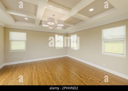 Belle chambre principale personnalisée Tan avec peinture fraîche, moulures de couronne et de base, parquet en bois dur et plafond cercueil Banque D'Images