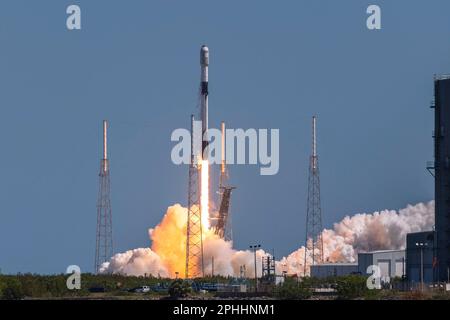 Cape Canaveral, États-Unis d'Amérique. 24 mars 2023. Une fusée SpaceX Falcon 9 transportant la mission Starlink 5-5 est lancée depuis le complexe de lancement 40 au Centre spatial Kennedy, à 24 mars 2023, à Cape Canaveral, en Floride. La fusée a réussi à mettre en orbite 56 satellites Starlink v1,5. Credit: Joshua Conti/US Space Force/Alay Live News Banque D'Images