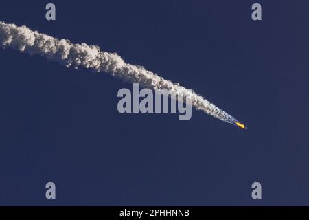 Cape Canaveral, États-Unis d'Amérique. 24 mars 2023. Une fusée SpaceX Falcon 9 transportant la mission Starlink 5-5 est lancée depuis le complexe de lancement 40 au Centre spatial Kennedy, à 24 mars 2023, à Cape Canaveral, en Floride. La fusée a réussi à mettre en orbite 56 satellites Starlink v1,5. Credit: Joshua Conti/US Space Force/Alay Live News Banque D'Images