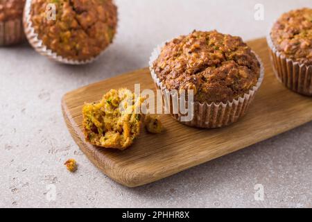 Muffins à la citrouille faits maison avec flocons d'avoine et noix sur fond beige texturé Banque D'Images