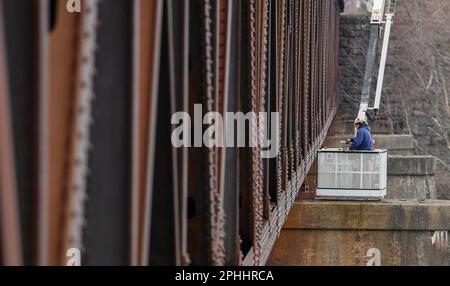 Wilkes barre, États-Unis. 28th mars 2023. Les travailleurs de la construction inspectent un pont de chemin de fer au-dessus de la rivière Susquehanna à partir d'un panier. (Photo par Aimee Dilger/SOPA Images/Sipa USA) crédit: SIPA USA/Alay Live News Banque D'Images