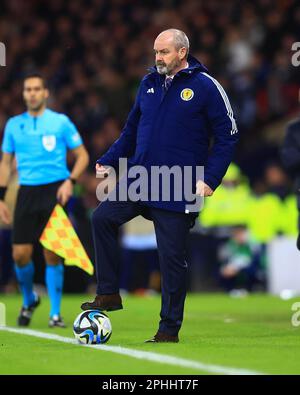 28th mars 2023 ; Hampden Park, Glasgow, Écosse : football de qualification euro 2024, Écosse contre Espagne ; le directeur écossais Steve Clarke contrôle avec son pied sur la touche Banque D'Images