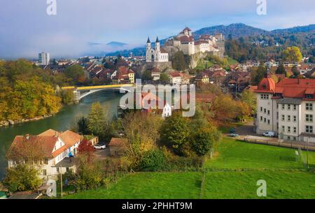 La vieille ville historique d'Aarburg et le château d'Aarburg sur la rivière Aare dans le canton d'Argau, en Suisse. Le château d'Aarburg est l'un des plus grands châteaux de Suisse. Banque D'Images