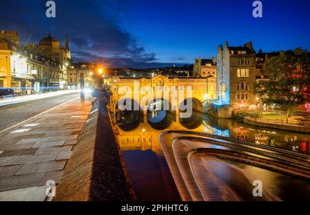 Vue panoramique nocturne de la ville de Bath avec le pont historique de Pulteney au-dessus de la rivière Avon, Angleterre, Royaume-Uni Banque D'Images