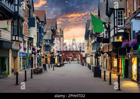 Vieille ville historique de Chester, célèbre pour ses maisons en demi-bois bien conservées de style Tudor, Angleterre, Royaume-Uni Banque D'Images