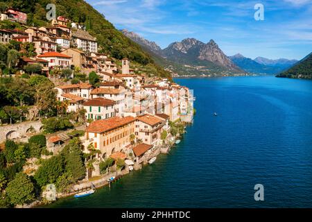 Vue aérienne du village historique de Gandria sur le lac de Lugano dans les montagnes des Alpes suisses, canton du Tessin, Suisse Banque D'Images