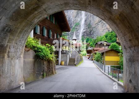 Village de Lauterbrunnen dans l'Oberland bernois, une destination de voyage populaire dans les montagnes des Alpes suisses, en Suisse Banque D'Images