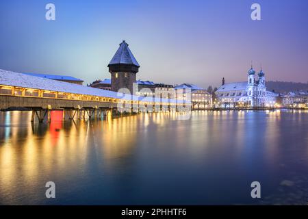 Le pont en bois de la chapelle, la tour de l'eau et l'église jésuite Saint François se reflétant dans la rivière Reuss dans la vieille ville historique de Lucerne, en Suisse, sur une victoire Banque D'Images