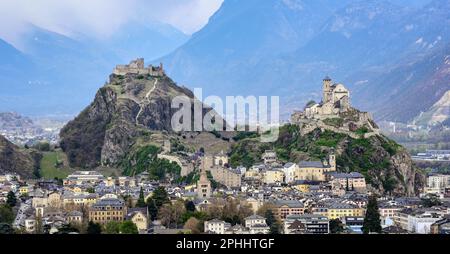Vue panoramique de la ville historique de Sion avec ses deux châteaux, le château de Tourbillon et la basilique de la Valère, spectaculaire situé dans les Alpes suisses montagnes va Banque D'Images