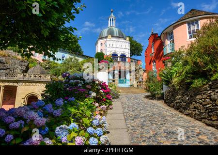 Pittoresque village de Portmeirion dans le nord du pays de Galles, Royaume-Uni, connu pour ses maisons colorées de style méditerranéen Banque D'Images