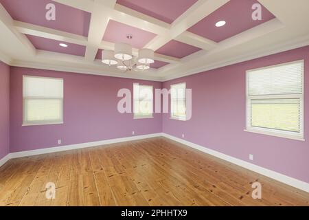 Belle chambre principale au style lilas avec peinture fraîche, moulures courtisans et de base, parquet en bois dur et plafond à coffed Banque D'Images