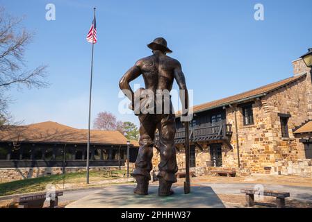 Makanda, Illinois - États-Unis - 20 mars 2023 : Mémorial des travailleurs du corps civil de conservation, dédié en 2006, au parc national de Giant City Banque D'Images