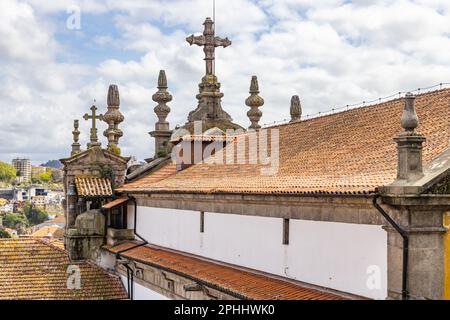 Europe, Portugal, Porto. Croix sur l'église Misericordia à Porto. Banque D'Images