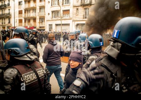 Paris, France, 29/03/2023, - 10th manifestation contre le projet de réforme des retraites à Paris - 29/3/2023 - France / Paris / Paris - arrestation d'un jeune membre du bloc noir. Manifestation intersyndicale contre le projet de réforme des retraites à Paris, des affrontements ont éclaté avec la police. #No russiaCredit: Gerard Cambon / le Pictorium / Alamy Live News Banque D'Images