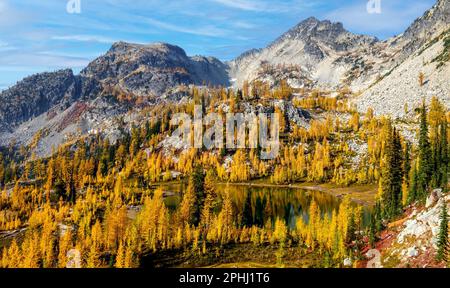 Arbres de Larch doré, lacs alpins et sommet de montagne. Chelan Sawtooths, North Cascades, Washington. Banque D'Images