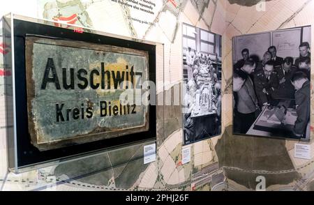 Simi Valley, Californie, États-Unis. 28th mars 2023. Route et photos, partie de la ''Auschwitz. Il n’y a pas longtemps. Pas loin.'' L'exposition des atrocités de l'Holocauste est maintenant ouverte au public à la bibliothèque présidentielle et au musée Ronald Reagan jusqu'à 13 août 2023. Plus de 700 objets originaux et 400 photographies de plus de 20 institutions et musées du monde entier sont en vue.(Credit image: © Brian Cahn/ZUMA Press Wire) USAGE ÉDITORIAL SEULEMENT! Non destiné À un usage commercial ! Banque D'Images
