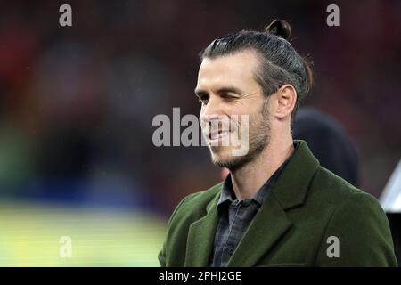 Cardiff, Royaume-Uni. 28th mars 2023. Gareth Bale, le footballeur international à la retraite du pays de Galles, se penche avant le match. Le pays de Galles contre la Lettonie, l'UEFA Euro 2024 qualifiant le match international du groupe D au stade de Cardiff, dans le sud du pays de Galles, le mardi 28th mars 2023. Usage éditorial uniquement. photo par Andrew Orchard/Andrew Orchard sports photographie/Alamy Live News crédit: Andrew Orchard sports photographie/Alamy Live News Banque D'Images