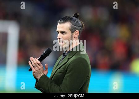 Cardiff, Royaume-Uni. 28th mars 2023. Gareth Bale, le footballeur international à la retraite du pays de Galles, se penche avant le match. Le pays de Galles contre la Lettonie, l'UEFA Euro 2024 qualifiant le match international du groupe D au stade de Cardiff, dans le sud du pays de Galles, le mardi 28th mars 2023. Usage éditorial uniquement. photo par Andrew Orchard/Andrew Orchard sports photographie/Alamy Live News crédit: Andrew Orchard sports photographie/Alamy Live News Banque D'Images