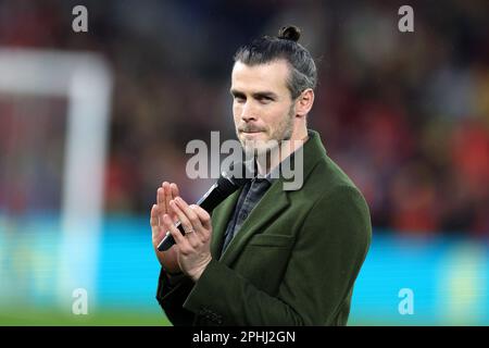 Cardiff, Royaume-Uni. 28th mars 2023. Gareth Bale, le footballeur international à la retraite du pays de Galles, se penche avant le match. Le pays de Galles contre la Lettonie, l'UEFA Euro 2024 qualifiant le match international du groupe D au stade de Cardiff, dans le sud du pays de Galles, le mardi 28th mars 2023. Usage éditorial uniquement. photo par Andrew Orchard/Andrew Orchard sports photographie/Alamy Live News crédit: Andrew Orchard sports photographie/Alamy Live News Banque D'Images