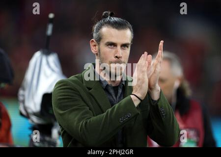 Cardiff, Royaume-Uni. 28th mars 2023. Gareth Bale, le footballeur international à la retraite du pays de Galles, se penche avant le match. Le pays de Galles contre la Lettonie, l'UEFA Euro 2024 qualifiant le match international du groupe D au stade de Cardiff, dans le sud du pays de Galles, le mardi 28th mars 2023. Usage éditorial uniquement. photo par Andrew Orchard/Andrew Orchard sports photographie/Alamy Live News crédit: Andrew Orchard sports photographie/Alamy Live News Banque D'Images