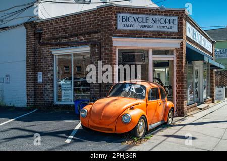 Old Volkswagen Beetle dans une boutique de vélos dans le centre-ville de Charleston, Caroline du Sud, Etats-Unis. Banque D'Images
